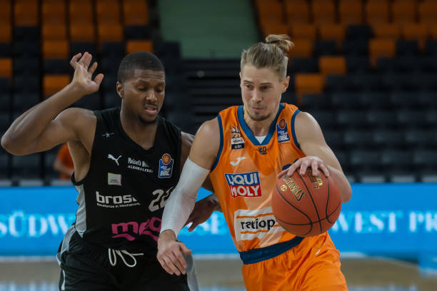 策与帮助下 策与帮助下