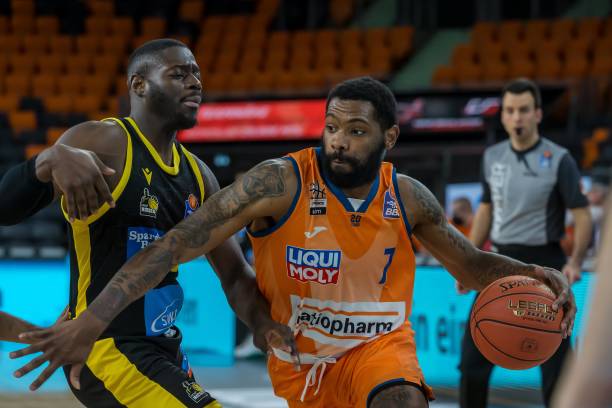 24年效力12队！41岁前巴西国脚梅洛自宣退役：感谢所有见证这段旅程的人