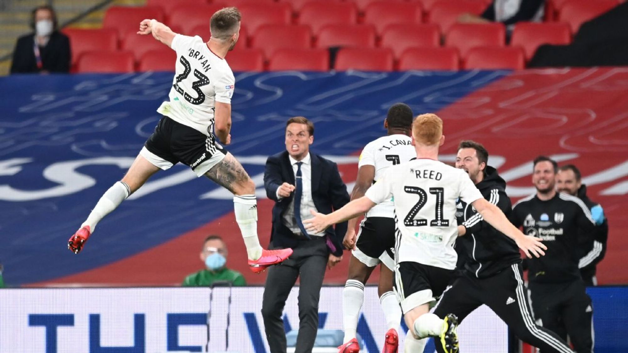 战报速递，猛龙领先凯尔特人2分，英格拉姆与怀特表现抢眼（赛况快报：猛龙暂以2分领先凯尔特人，英格拉姆与怀特高光发挥）