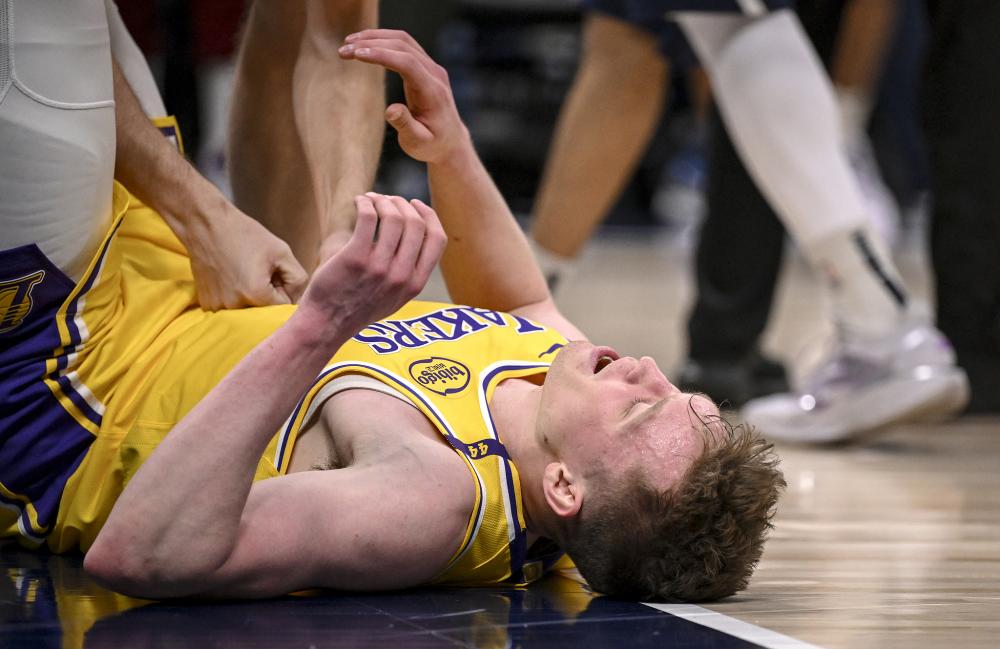 战报速递，猛龙领先凯尔特人2分，英格拉姆与怀特表现抢眼（赛况快报：猛龙暂以2分领先凯尔特人，英格拉姆与怀特高光发挥）